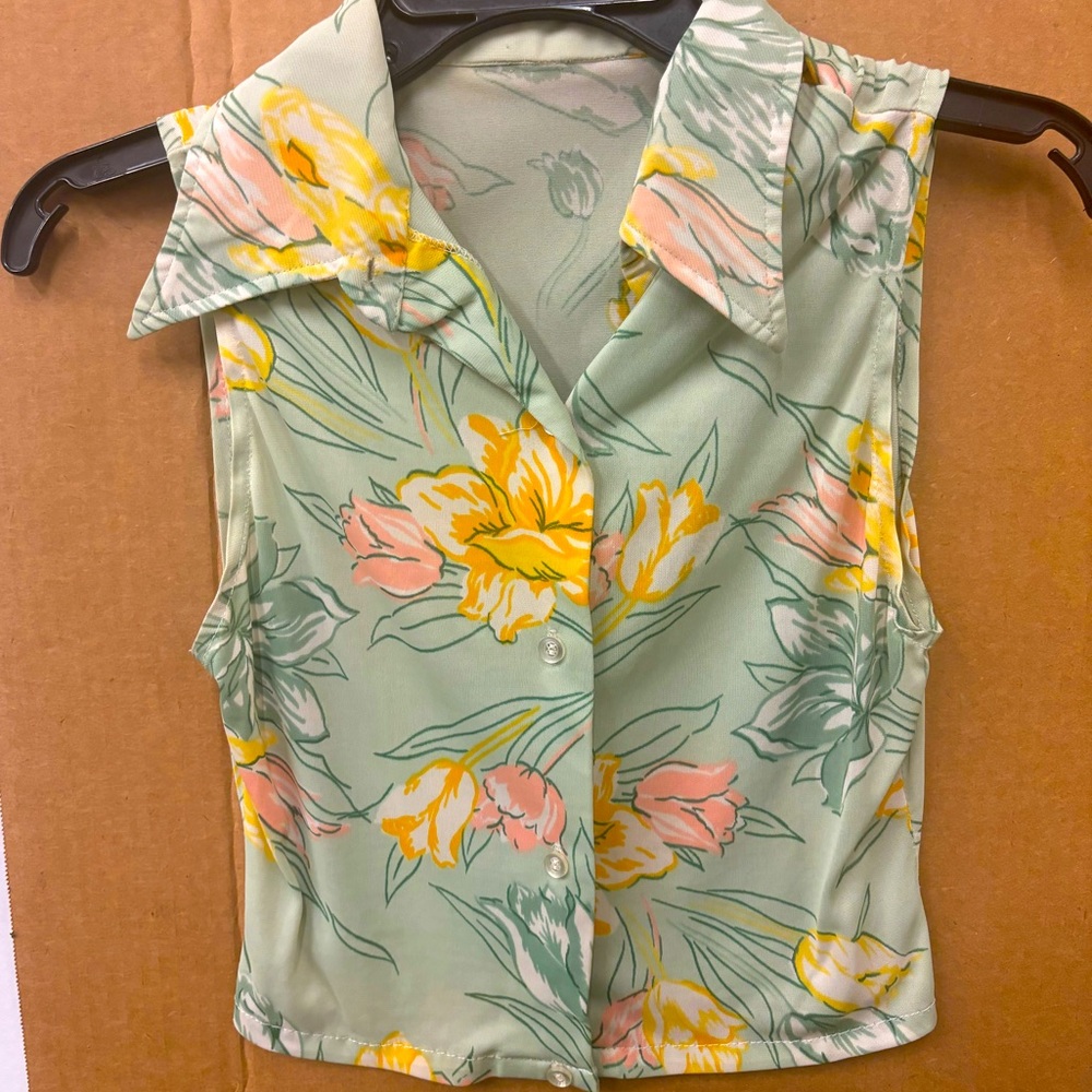 Vintage Floral Sleeveless Collared 70’s Button Down Blouse Top Size XS or Small.